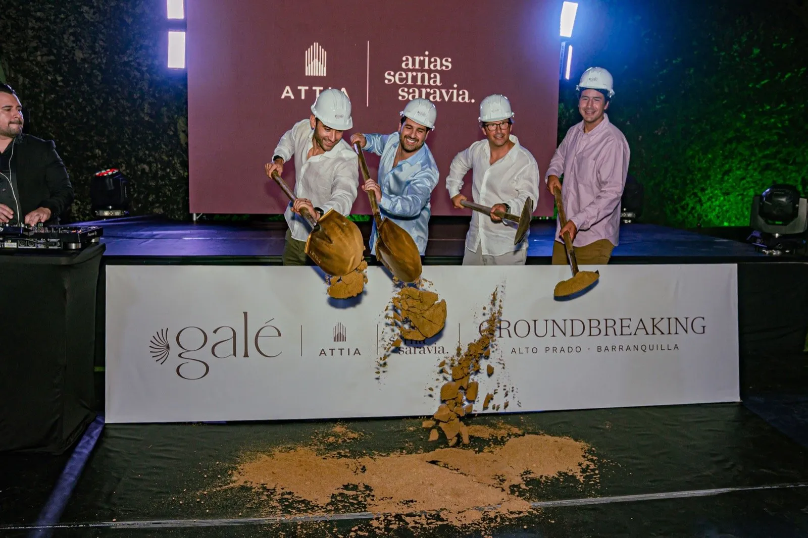 Directivos de Grupo Attia y Arias Serna Saravia rompiendo tierra en el Groundbreaking Event de Galé